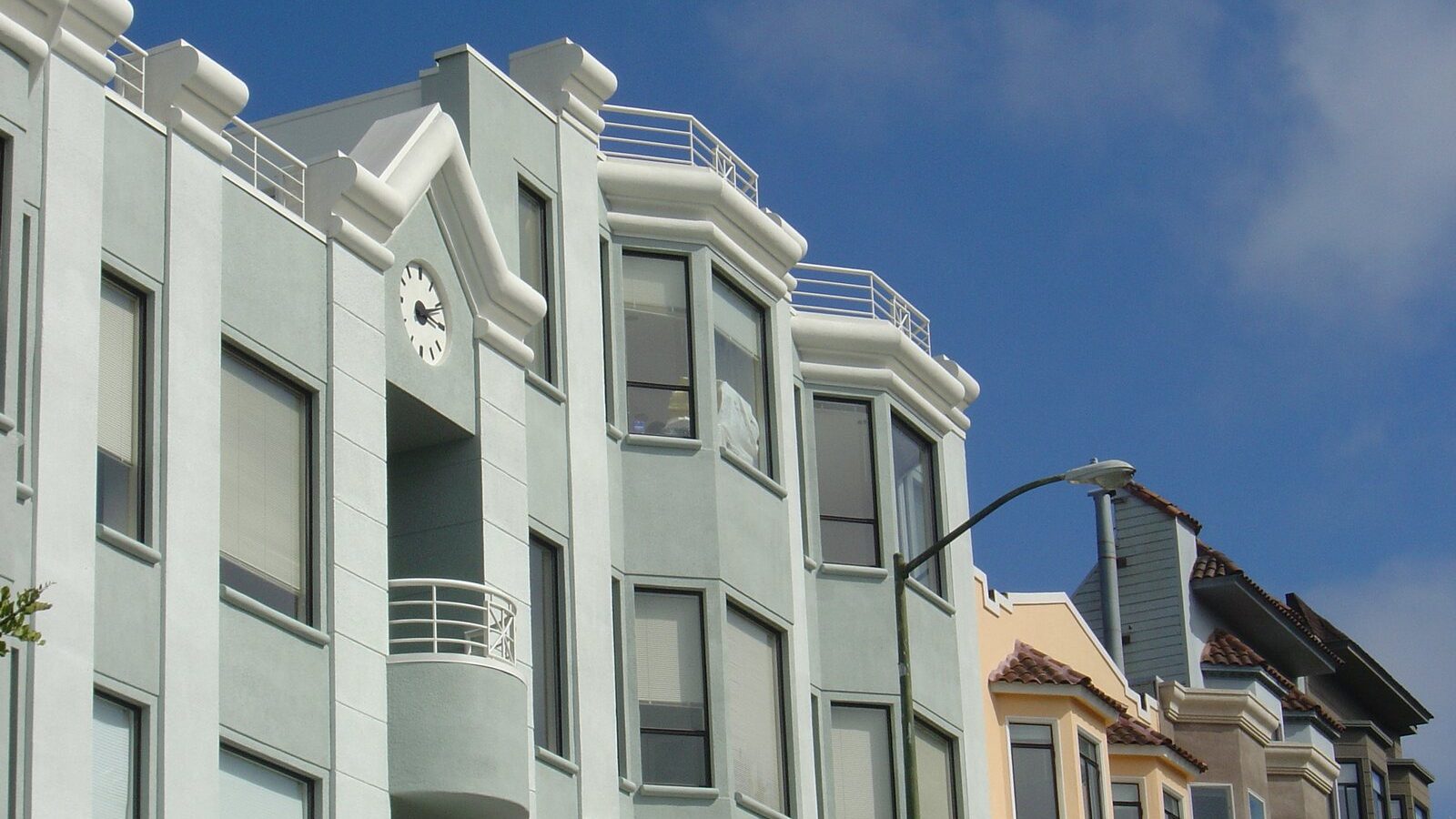 Projecting bay windows on closely spaced San Francisco homes