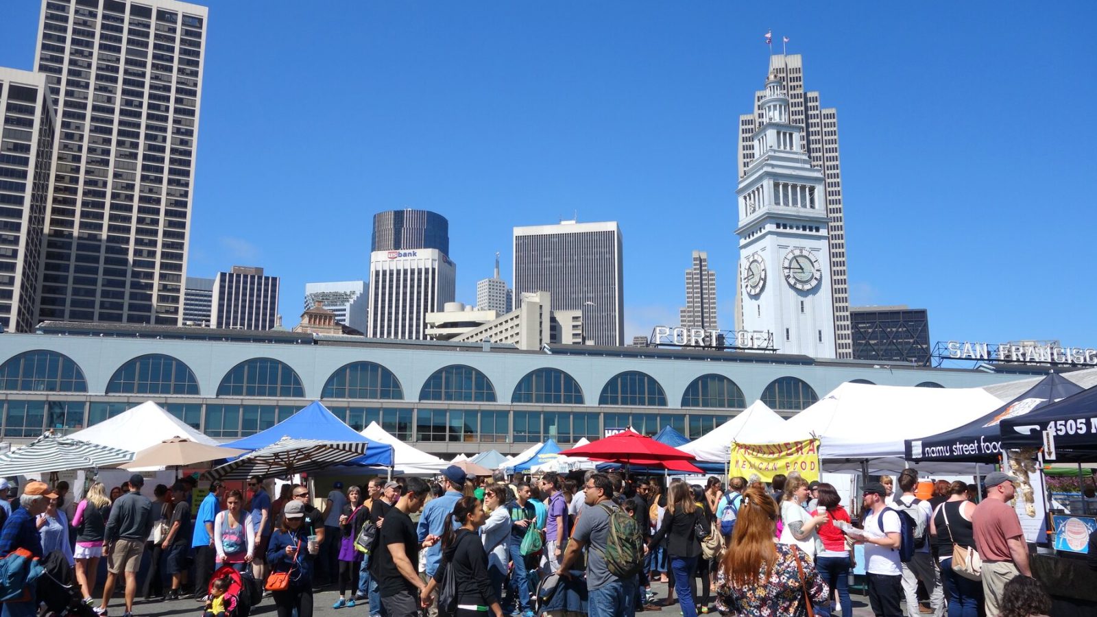 Crowds browsing the farmers market outside the San Francisco Ferry Building